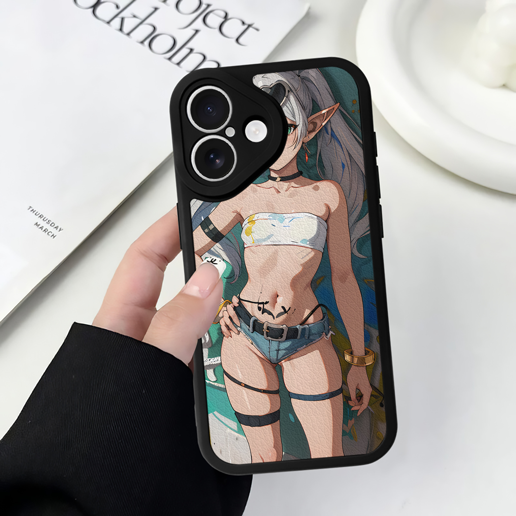 （画像用） 葬送のフリーレン Frieren 【iPhone 16シリーズ対応】シリコンスマホケース（レザー調） 材質：シリコン
